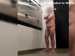 Un jeune de 19 ans nu dans les douche de bbw multimen ecole !
