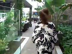 asiatico in piscina sottacqua