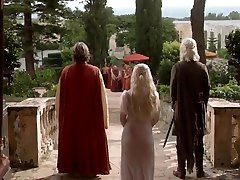 Emilia Clarke - Games of Thrones S1