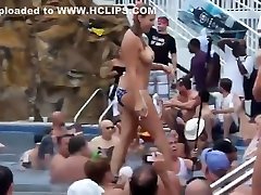ados en bikini chauds-les filles excitées sont devenues folles lors dune fête sur la plage