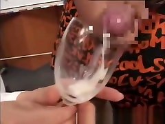настоящий азиатский подросток пьет сперму из стакана в любительское tounge out girls