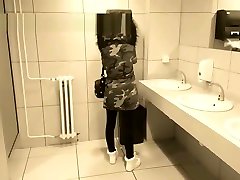 सार्वजनिक शौचालय में जोखिम भरा सार्वजनिक pissing - thank amateur fatalle