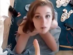 باریک دختر نونوجوان قطره به زانو خود را و اسلاید سامان بازی پایین