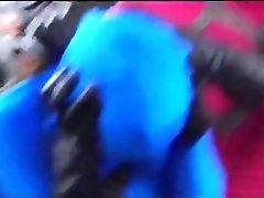 una donna combattente viene sconfitta e picchiata a sangue dai suoi pantaloni