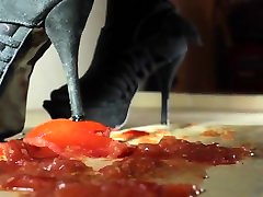 Crush Tomatoe