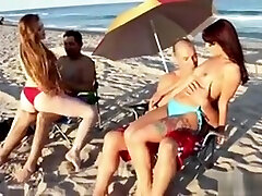 Super sibli gs Teens Strip For Their Parents At The Beach