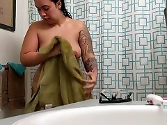asiatische houseguest hat keine ahnung, sie wird auf pornhub-bad spy cam