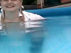 schulmädchen schwimmen im pool