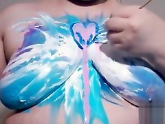 बीबीडब्ल्यू बड़े स्तन के साथ सेक्सी शरीर के ऊपरी रंग खेलने