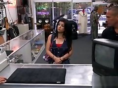 la ragazza latina che vende la sua tv viene aggredita da un free hot teen pic del pawnkeeper
