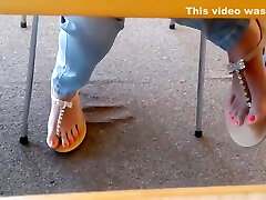 piedi da biblioteca per adolescenti asiatici candid in sandali faccia hd