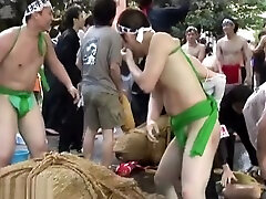 amigos japoneses son desnudados por la fuerza en público