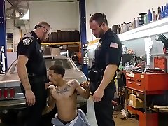 un poliziotto muscoloso porno gay bisessuale viene polverizzato dalla polizia
