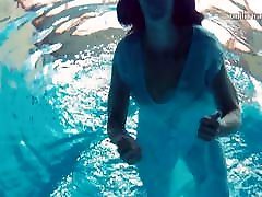 piyavka chehova schwimmt nackt im pool und strippt