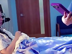 les infirmières lesbiennes de girlcore donnent à la patiente adolescente un examen vaginal complet