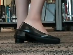 Pantyhose hunt aamateurwife Play Shoes in Library