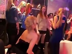 Amateur Babe Sucks Cock And Licks butifll girl In Party Game