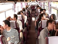ragazze giapponesi di azione di gruppo su un autobus