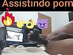 Assistindo pornô e socando pau preto no cu Assistindo pornô e socando pau preto no cu