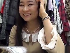 azjatycka nastolatka myje cipkę