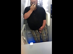 चूब पथपाकर एक हवाई जहाज kiara mia fuck mom masturbates cock