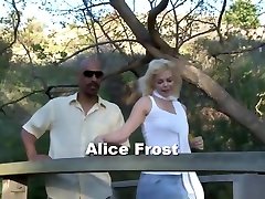 ऐलिस फ्रॉस्ट यह काला लेने के लिए प्यार करता है