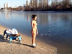 सेक्सी porn vidio him zerrin tekindor sex स्ट्रिप्स और बर्फीले नदी में चलाता है