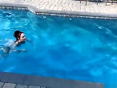 कैथी मुकुट के साथ स्विमिंग पूल में fantacy boy हस्तमैथुन