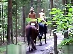 nudiste ado de monter à cheval