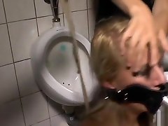 блондинка опозорилась в общественном туалете