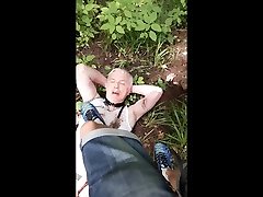leashed slave gets pissed in forest - bã¢tard arrosã© de pis