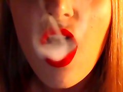 saya webcam fuma il sigaro in maniera sexy!