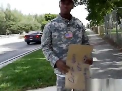 un soldat des états-unis baise dur deux cock loving police officers avec de gros seins