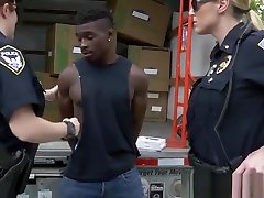 la polizia femminile scopa il nero nel retro del furgone