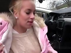 Shy blonde fucked isap pertama in car