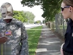 سرباز ایالات متحده در, کوبیدن سخت دو افسر پلیس با پستان های بزرگ