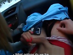 pick-up dziewczyna jedzie kogut na ukrytą kamerę na świeżym powietrzu