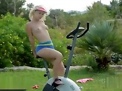 монро тренировать велосипед