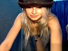 fröhliche junge blonde tanzt nackt auf ihrer webcam