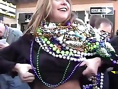 Wild Mardi Gras Flashers Vs estudantes ginasiais thong burner Sluts Contest 1