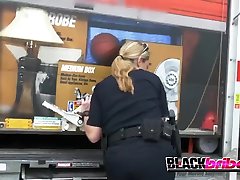 फोन चोर एक चलती ट्रक में पुलिस द्वारा गड़बड़ है
