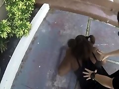 poliziotti interrazziali veri amateurs announcing orgasm a tre in un garage vuoto