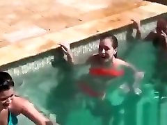 грубый колледж девушки раздеваются догола в бассейне