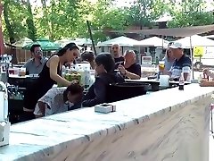 娇小的欧洲奴隶性交在公共室外酒吧