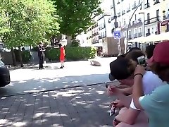 欧洲的奴隶在红色的衣服，他妈的在酒吧
