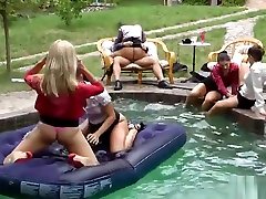 la lady sonia fuck by shemale de pron indian massage sex de bord de piscine se déplace dans le