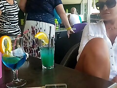 geile blondine getestet lovense üppig in einem öffentlichen café-public orgasm