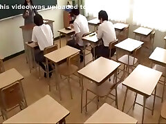 日本老师需要尿尿，但得到性交