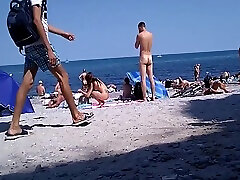नग्न समुद्र तट में नग्न किशोरों