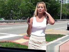 schlug hitchhiker babe vollgerotzt in den mund